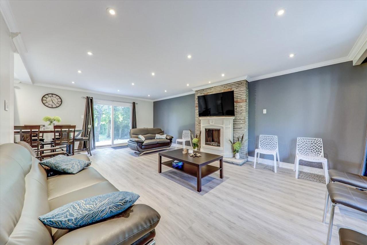 Holiday home Stunning 7 Bedroom Rougeview With 2 Kitchens, 5 Bathrooms, Amazing Backyard & 8-car Parking